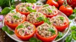 Fin d’été : ces tomates du jardin, je ne les cuisine plus qu’ainsi, en tomates farcies froides au thon après geste clé