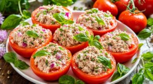 Fin d’été : ces tomates du jardin, je ne les cuisine plus qu’ainsi, en tomates farcies froides au thon après geste clé