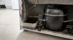 Frigo qui sent le moisi et devis à 300 € : ce bac caché sous le moteur que vous ne nettoyez jamais