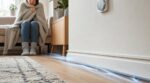 Froid aux pieds malgré 20 °C ? Ce geste au ras des plinthes, utilisé par les diagnostiqueurs, révèle un souci chez vous