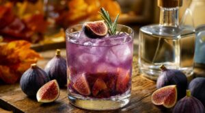 Gin : ce fruit violet d’automne écrasé au fond du verre, le geste des barmans pour éviter un cocktail fade