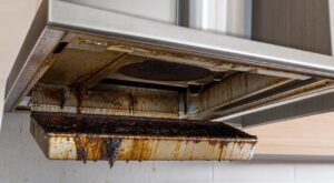 Hotte de cuisine : ce bac caché que tout le monde oublie peut enflammer la graisse et faire exploser la facture