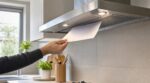 Hotte qui n&rsquo;aspire plus : ce test avec une simple feuille à faire avant de payer un nouveau moteur