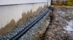 Humidité au sous-sol : ce drain le long de la maison qui aggrave tout et l&rsquo;erreur cachée que font 9 propriétaires sur 10