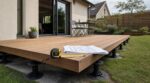 Il a monté une terrasse en bois sur plots à 60 cm sans déclaration : 7 ans après, ce détail peut lui coûter très cher