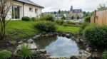 Il creuse une mare au point bas du jardin : quatre ans plus tard, cette erreur fait débarquer la mairie