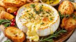 J’ai fait rôtir ce fromage oublié au frigo : ce geste avec du pain grillé a complètement changé mes apéros