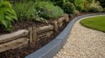 Jardin : arrêtez de poser cette bordure en bois, elle ne tient pas deux hivers (et les pros ont bien mieux)