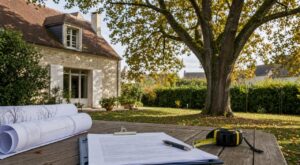 Jardin : cette erreur avec un arbre chez vous peut vous coûter plusieurs milliers d’euros et une replantation forcée