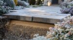 Jardin : pourquoi cette fine couche de sable sous l’allée évite les dégâts coûteux dès le premier gel