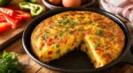 Je fais cette tortilla pommes de terre-poivrons tous les dimanches : ne faites plus cette erreur qui la rend sèche