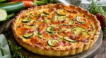 Je la fais chaque dimanche : cette tarte aux légumes et son secret anti-pâte détrempée fait oublier la quiche lorraine