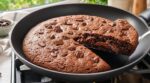 Je n’allume plus mon four l’été : ce gâteau au chocolat express à la poêle et ce geste interdit changent tout