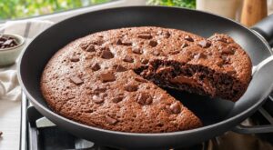 Je n’allume plus mon four l’été : ce gâteau au chocolat express à la poêle et ce geste interdit changent tout