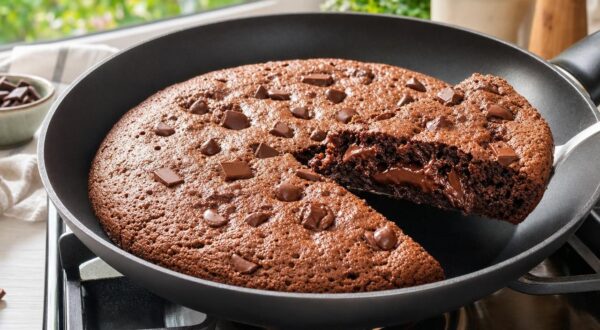Je n'allume plus mon four l'été : ce gâteau au chocolat express à la poêle et ce geste interdit changent tout