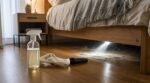 Je retournais juste mon matelas : ce que la lampe a révélé sous le sommier m’a fait adopter ce spray maison assainissant