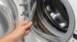 Lave-linge : je refermais toujours le hublot après la lessive, ce que j’ai trouvé dans le joint m’a glacée