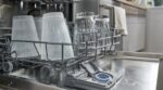 Lave-vaisselle : si vos verres ressortent voilés, arrêtez de changer de liquide et ouvrez enfin ce bac caché