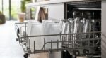 Lave-vaisselle : si vos verres sortent blanchâtres, c’est ce réglage oublié qui les abîme cycle après cycle