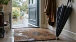 Les artisans le savent : cet objet posé au sol dans l&rsquo;entrée fait exploser l&rsquo;humidité dès les premières pluies