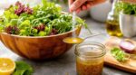 Les cuisiniers n’en peuvent plus : arrêtez de jeter votre vinaigrette trop acide, ajoutez cette pincée qui change tout