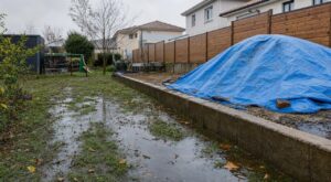 Mon voisin bâche ce tas de terre dès les pluies d’octobre : ce n’est pas pour le garder au sec, et c’est vous qui payez