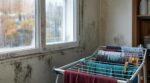 Ne collez plus votre linge mouillé au mur nord : ce que les anciens redoutaient revient dès les premières pluies