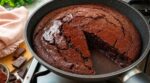Ne rallumez plus le four : ce gâteau au chocolat express à la poêle est d’un moelleux presque illégal
