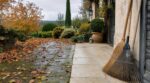 On ne laisse plus les dalles de terrasse verdir en automne : ce geste de 5 minutes avant la pluie évite les glissades