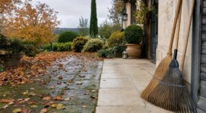 On ne laisse plus les dalles de terrasse verdir en automne : ce geste de 5 minutes avant la pluie évite les glissades