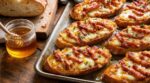 Pain rassis, chèvre et lardons : ce geste avec le miel change tout (et vous le faites sûrement au mauvais moment)