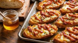 Pain rassis, chèvre et lardons : ce geste avec le miel change tout (et vous le faites sûrement au mauvais moment)
