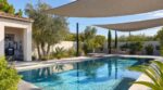 piscine-en-pleine-canicule-cette-combinaison-dombres-evite-leau-sale-et-les-litres-de-chlore-en