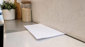 Plan de travail de cuisine : ce test de 10 secondes peut vous éviter un devis à 1 500 € sans que rien ne se voie
