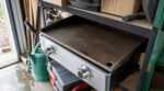 Plancha : cette erreur de fin de saison que tout le monde fait avant l’hiver la fait rouiller tout l’hiver au garage