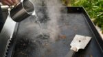 Plancha : faites absolument ce geste avant qu’elle refroidisse, les graisses partent en moins d’une minute
