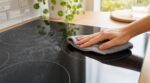 Plaque de cuisson : ce geste que mon voisin fait encore tiède évite ces traces blanches impossibles à enlever
