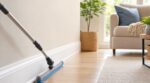 plinthes-si-vous-les-frottez-encore-a-genoux-vous-passez-a-cote-de-cette-astuce-toute-simple-qui