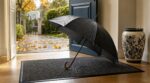 Pluies d’automne : ce geste discret remplace partout le porte-parapluie en céramique et évite les dégâts sur votre sol