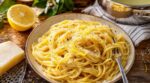 Plus de crème au frigo ? Cette astuce italienne citron-parmesan donne une sauce de pâtes folle sans crème en 15 min