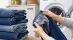 Plus personne ne met ses jeans en machine comme avant : ce geste de couturière avant lavage évite qu’ils se ruinent