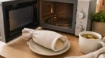 Pourquoi tant de Français remplissent une chaussette de ce féculent avant micro-ondes, sans imaginer les risques
