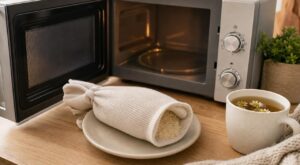Pourquoi tant de Français remplissent une chaussette de ce féculent avant micro-ondes, sans imaginer les risques