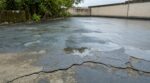 Résine drainante sur vieille dalle : cette erreur pour supprimer une flaque ruine la terrasse en 3 hivers