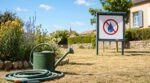 Restrictions d’eau : ce geste banal au jardin peut vraiment vous coûter 1 500 € d’amende, mais pas comme vous le pensez