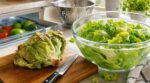 Salade ramollie au fond du frigo : ce geste de 10 minutes à faire avant de la jeter la rend à nouveau croquante