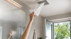 Salle de bains qui moisit malgré la fenêtre ouverte : ce test du mouchoir sur la VMC révèle un gros souci caché