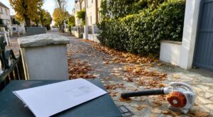 Souffleur à feuilles le dimanche : cette erreur a valu à un voisin un courrier salé quinze jours plus tard
