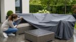Sous la housse de votre salon de jardin : ce geste après la pluie qui peut vous éviter jusqu&rsquo;à 1 000 € de dégâts