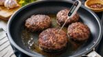 Steak haché à la poêle : ce geste interdit et cette température à respecter absolument si vous avez des enfants